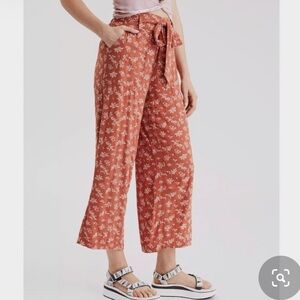 American Eagle Orange Floral High Waisted Crop Pants Size Large